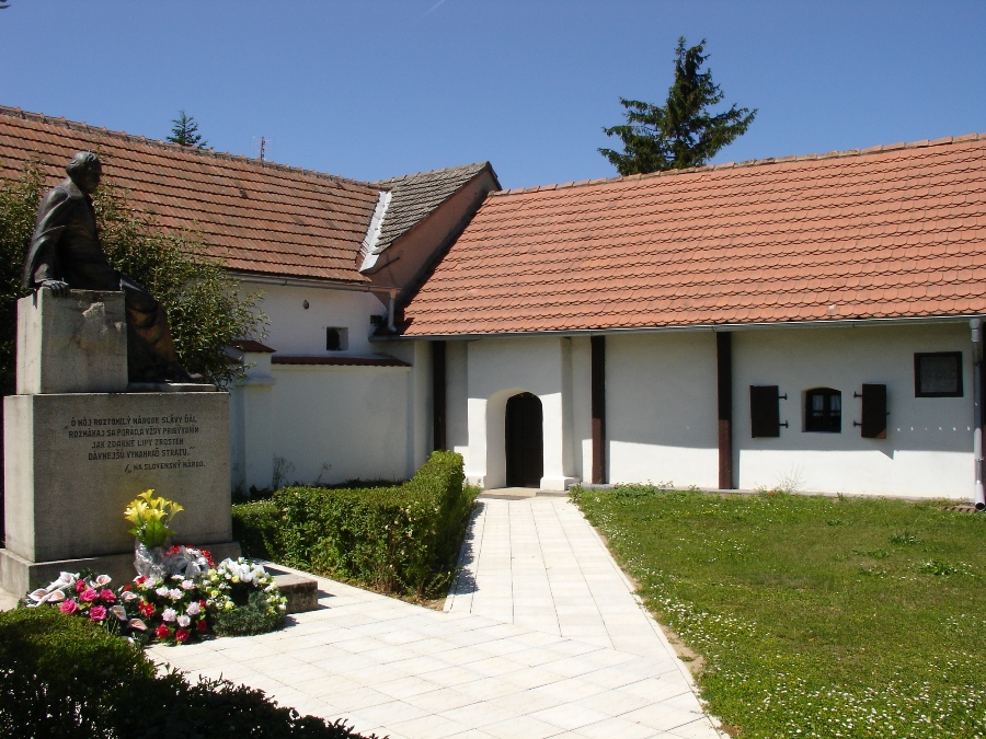 Rodný dom Jána Hollého (www.zahorskemuzeum.sk)