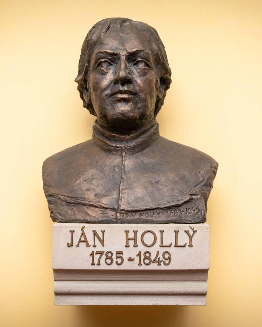 V Trnave Ján Hollý študoval a bol vysvätený za kňaza. Busta Jána Hollého, ktorej autorom jeMajster Vojtech Matušinec, je vystavená vo vestibule Gymnázia Jána Hollého Na hlinách(archív Gymnázia Jána Hollého v Trnave)